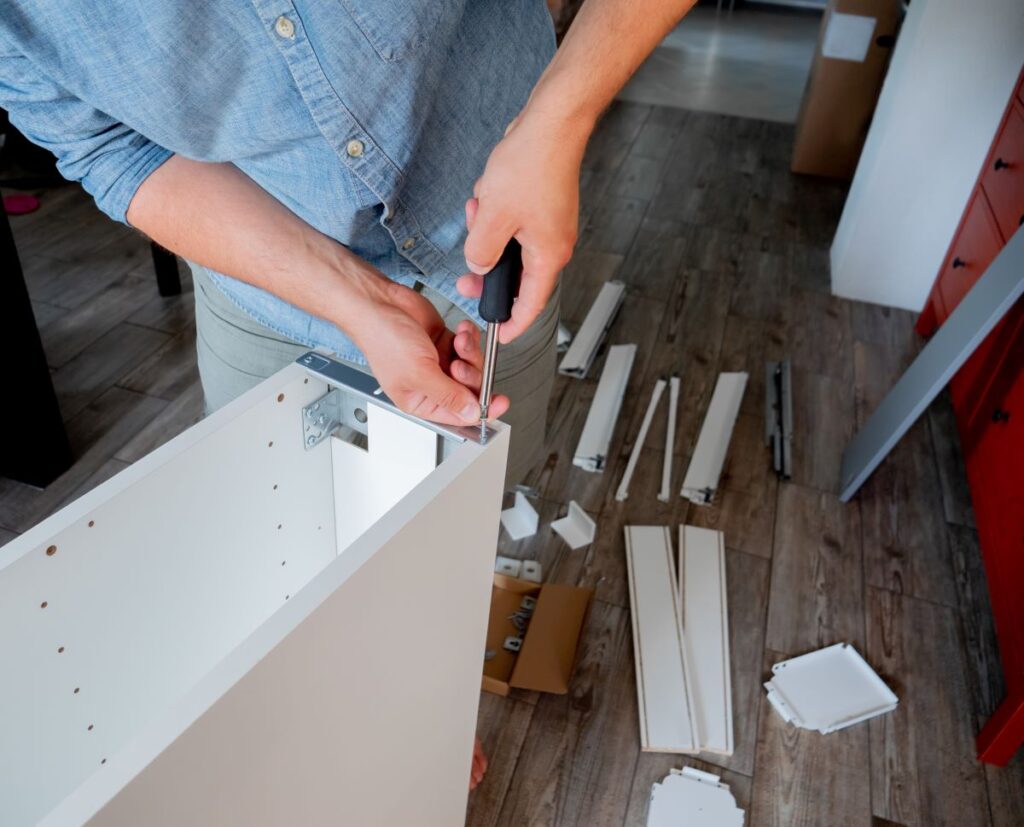 What is the average labor cost to install kitchen cabinets?