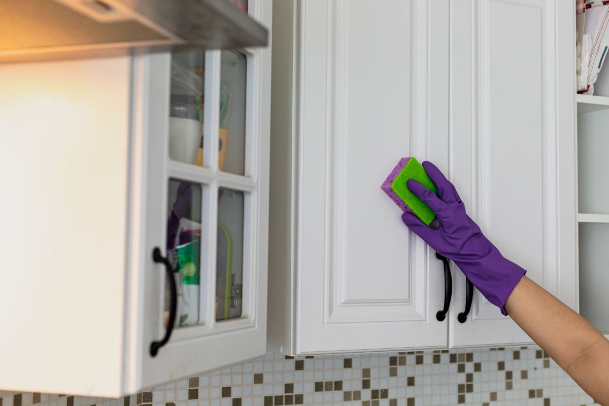 5 Benefits of Using a Quality Cabinet Cleaner and Restorer 2 cleaning wood cabinets