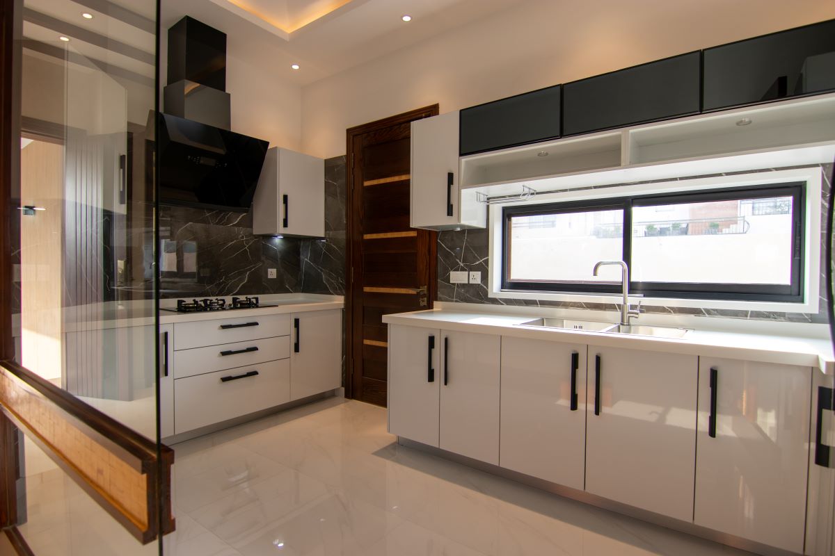 Does Your Kitchen Feel Stuck in 1995? Refacing Kitchens Is the Smart Fix. 3 Refacing kitchens cost